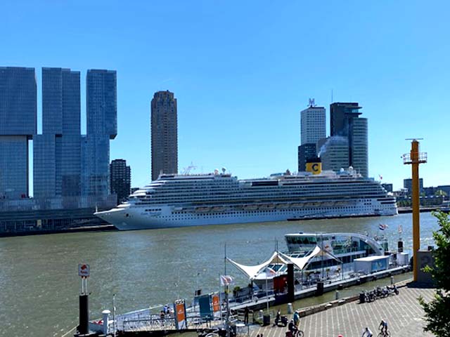 Costa Diadema aan Cruise Terminal Rotterdam